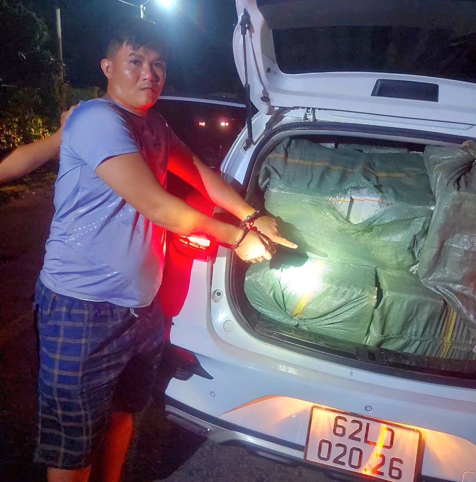 Nửa đêm truy đuổi, bắt giữ đối tượng lái xe ô tô chở 10.000 gói thuốc lá ngoại nhập lậu
