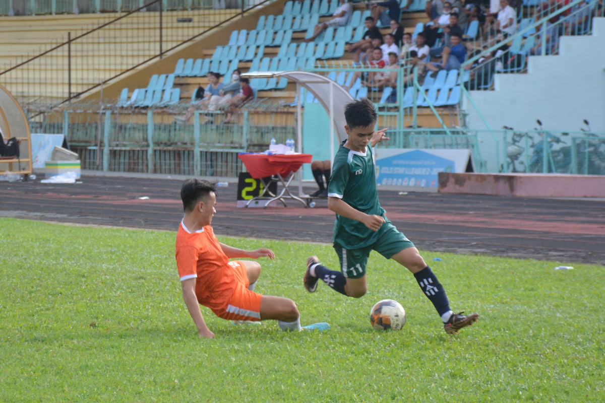 FC Công ty TNHH Một thành viên Hòa Thành Long An (bên trái) càng thi đấu càng gắn kết và hứa hẹn tạo nên bất ngờ trong trận chung kết