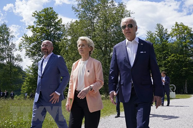 Chủ tịch Hội đồng châu Âu Charles Michel, Chủ tịch Ủy ban châu Âu Ursula von der Leyen và Tổng thống Mỹ Joe Biden tại Hội nghị Thượng đỉnh Nhóm các nước Công nghiệp Phát triển (G7) ở Elmau, Đức ngày 26/6/2022. (Ảnh: AFP/TTXVN)
