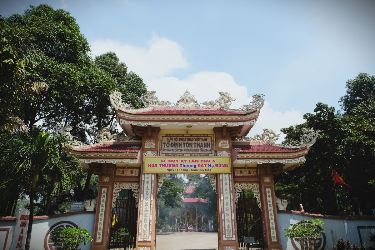 Chùa Tôn Thạnh do thiền sư Viên Ngộ sáng lập năm 1808, ban đầu, chùa có tên là chùa Lan Nhã