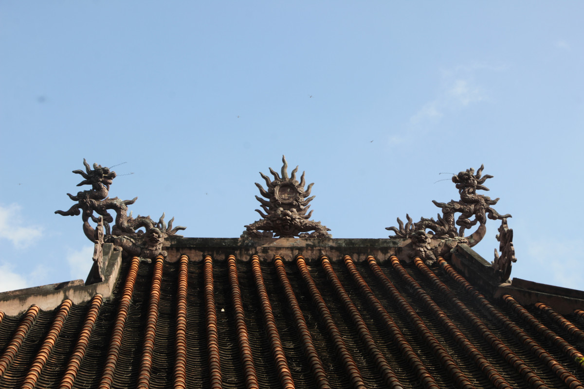 Mái chùa lợp ngói theo kiểu vảy cá, trên đỉnh mái là biểu tượng Lưỡng long tranh châu đặc trưng của kiến trúc đình chùa Nam bộ, các đầu đao trên đỉnh mái chùa được trang trí rồng phượng