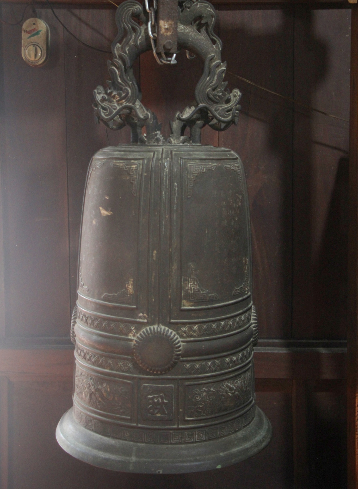 Chiếc đại hồng chung có niên đại từ năm 1808, được lưu giữ tại chùa Tôn Thạnh