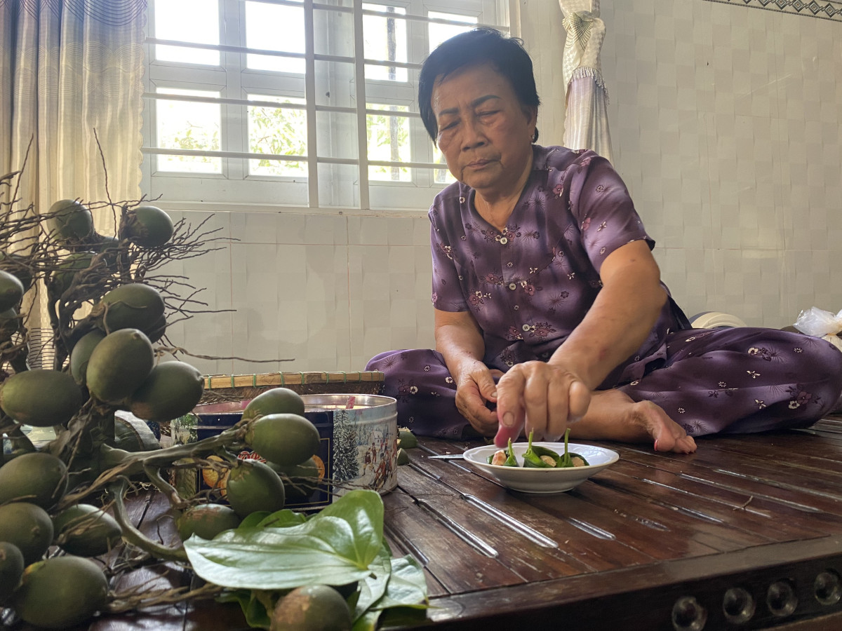 Bà Lý Thị The (72 tuổi, ngụ ấp Chánh, xã Bình Hòa Bắc, huyện Đức Huệ) vẫn giữ tục ăn trầu