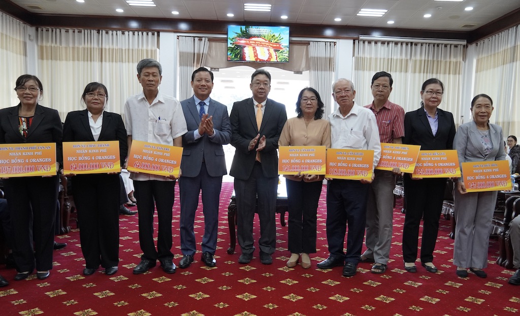 Học sinh, sinh viên hiếu học nhận học bổng 4 Oranges