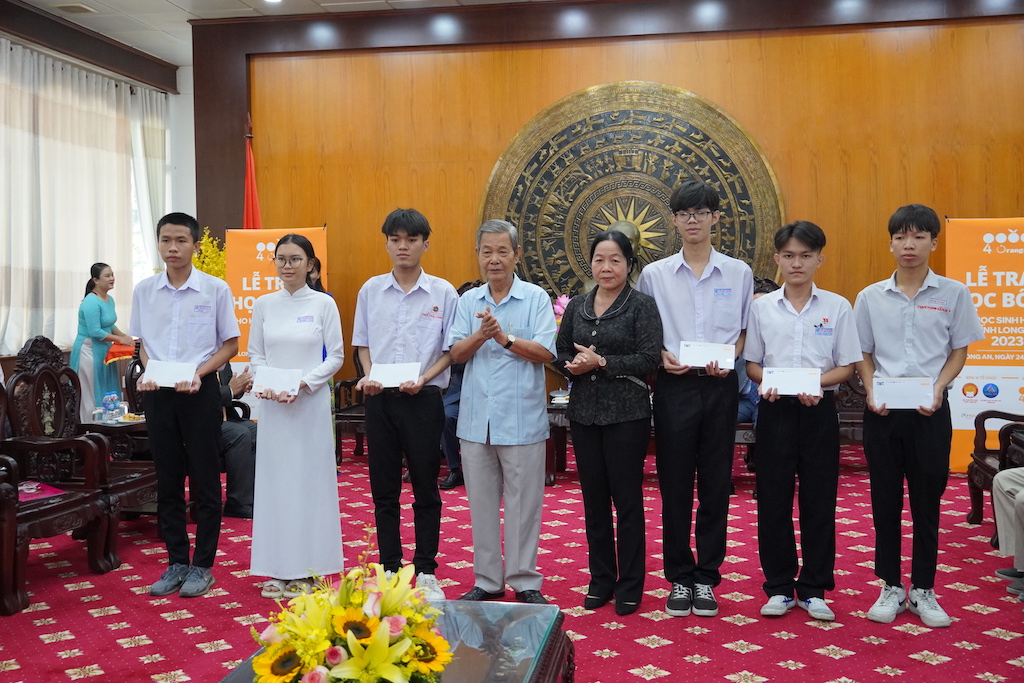 Học sinh, sinh viên hiếu học nhận học bổng 4 Oranges