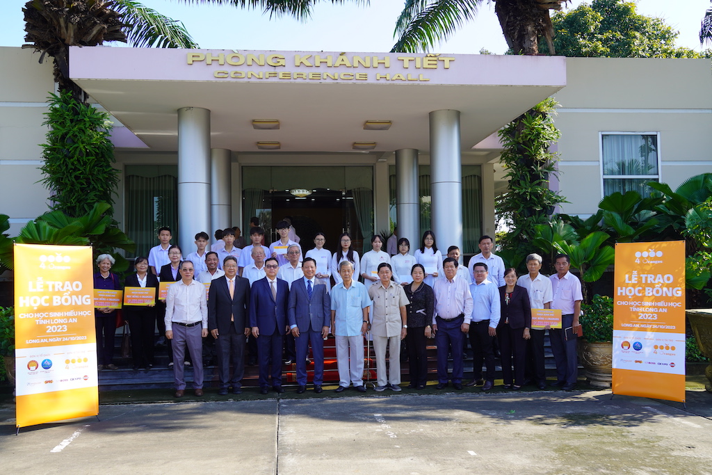 Học sinh, sinh viên hiếu học nhận học bổng 4 Oranges