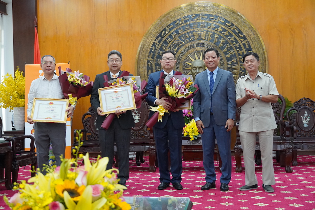 Học sinh, sinh viên hiếu học nhận học bổng 4 Oranges