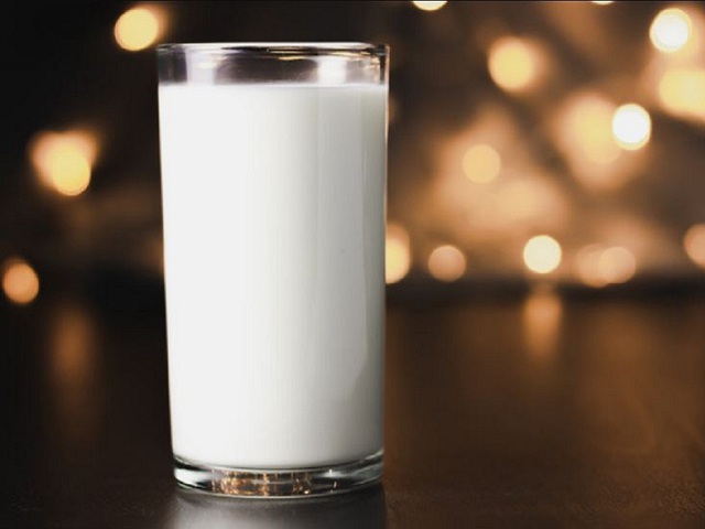 Uống sữa điều độ có thể góp phần cải thiện cao huyết áp. Ảnh SHUTTERSTOCK