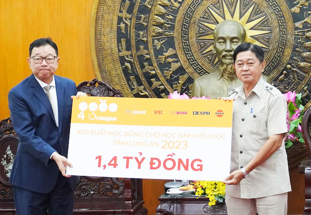 Học sinh, sinh viên hiếu học nhận học bổng 4 Oranges