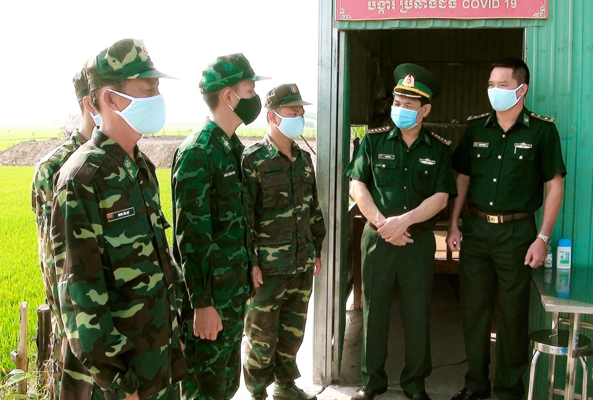 Đại tá Đoàn Văn An - Chính ủy Bộ đội Biên phòng tỉnh (thứ 2, phải qua), thăm, động viên cán bộ, chiến sĩ trong giai đoạn phòng, chống dịch Covid-19