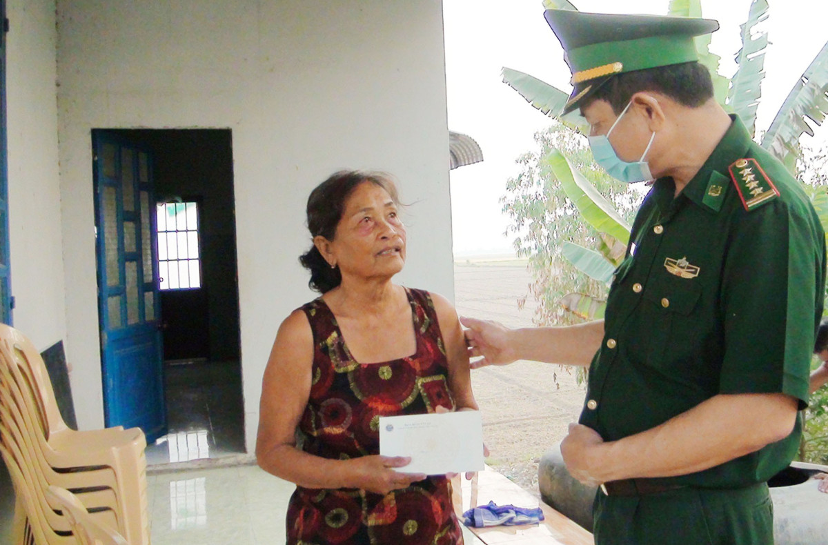 Đại tá Đoàn Văn An - Chính ủy Bộ đội Biên phòng tỉnh, thăm hỏi người dân sinh sống trên khu vực biên giới