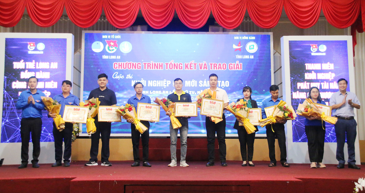 Ban Tổ chức trao giải thưởng cho các dự án đoạt giải tại cuộc thi Khởi nghiệp đổi mới sáng tạo tỉnh Long An lần IV năm 2023