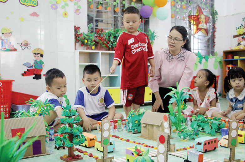 Ươm mầm ý thức Các tiết học về an toàn giao thông tại lớp mầm non thường có dụng cụ học tập bắt mắt, sinh động để thu hút trẻ