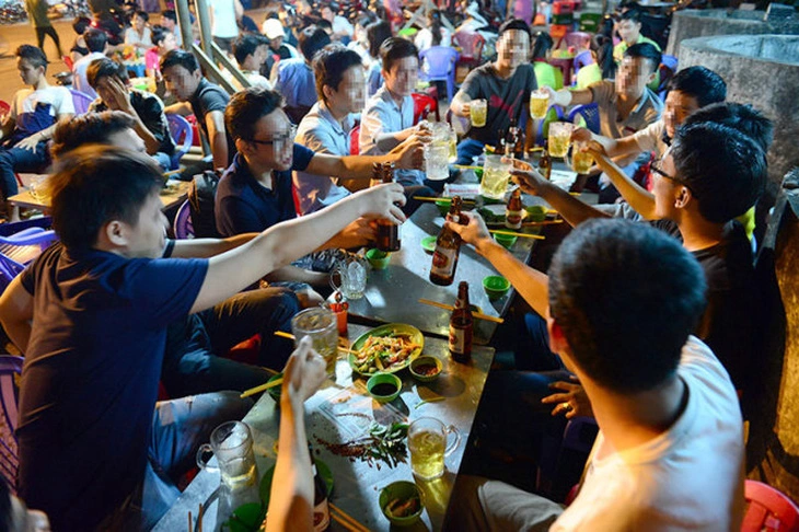 Doanh số bia rượu giảm, trà bí đao lại tăng vù vù Ngành bia tăng trưởng chậm lại khi người dùng thắt chặt chi tiêu - Ảnh: QUANG ĐỊNH