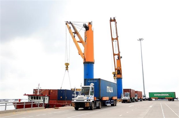 Những chính sách nổi bật bắt đầu có hiệu lực trong tháng 11 Bốc dỡ hàng hóa lên sà lan tại cụm cảng biển Cái Mép-Thị Vải. (Ảnh: Hồng Đạt/TTXVN)