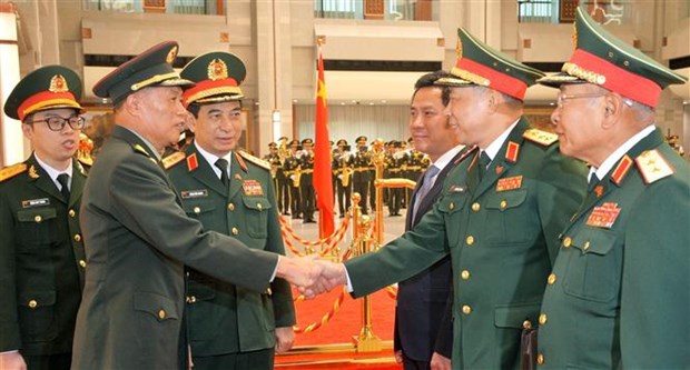 Thượng tướng Hà Vệ Đông, Phó Chủ tịch Quân ủy Trung ương Trung Quốc với thành viên Đoàn Đại biểu Cấp cao Bộ Quốc phòng Việt Nam. (Ảnh: Mạnh Cường/TTXVN)