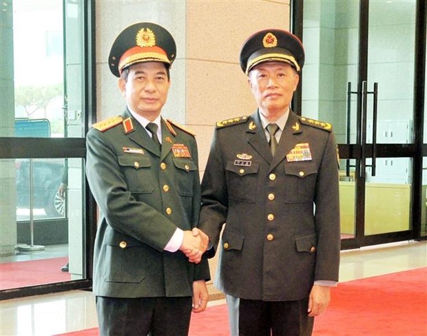 Thượng tướng Hà Vệ Đông, Phó Chủ tịch Quân ủy Trung ương Trung Quốc đón Đại tướng Phan Văn Giang, Bộ trưởng Bộ Quốc phòng Việt Nam. (Ảnh: Mạnh Cường/TTXVN)