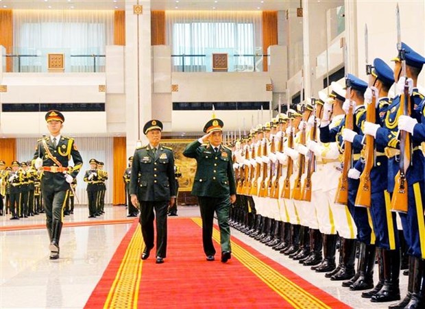 Thượng tướng Hà Vệ Đông, Phó Chủ tịch Quân ủy Trung ương Trung Quốc và Đại tướng Phan Văn Giang, Bộ trưởng Bộ Quốc phòng Việt Nam duyệt Đội Danh dự. (Ảnh: Mạnh Cường/TTXVN)