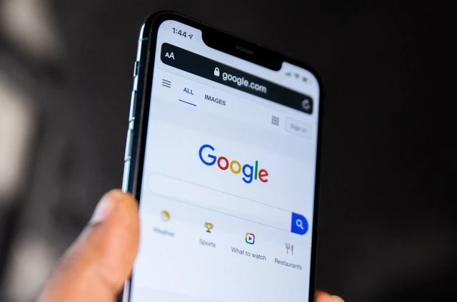 Bên cạnh việc trả tiền, Google còn có nhiều chiến lược để giúp giữ vị thế thống lĩnh trong thị trường tìm kiếm