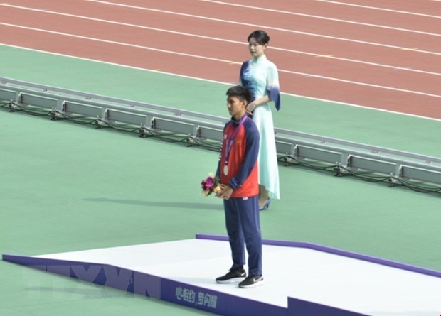 Vận động viên Phạm Nguyễn Khánh Minh giành huy chương điền kinh đầu tiên cho Đoàn Thể thao Người Khuyết tật Việt Nam ở Asian Para Games 4. (Ảnh: TTXVN phát)