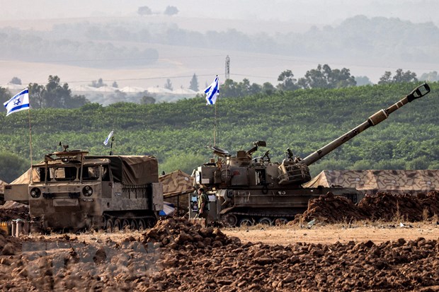 Pháo tự hành M109 155mm của quân đội Israel được triển khai gần Sderot, giáp với Dải Gaza, ngày 27/10/2023. (Nguồn: AFP/TTXVN)