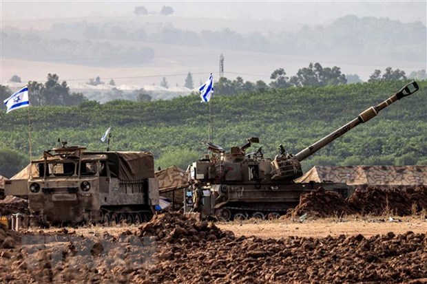 Pháo tự hành M109 155mm của quân đội Israel được triển khai gần Sderot, giáp với Dải Gaza, ngày 27/10/2023. (Ảnh: AFP/TTXVN)