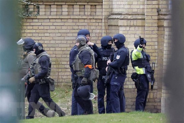 Cảnh sát gác bên ngoài một trường học ở Potsdam, Đức, sau khi có cảnh báo về một vụ tấn công hồi đầu năm. (Ảnh: AFP/TTXVN)