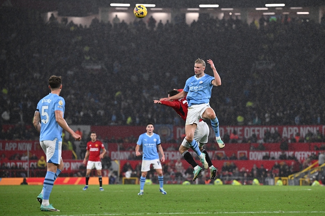 Man City (áo xanh) lấn lướt M.U ngay tại Old Trafford. Ảnh AFP
