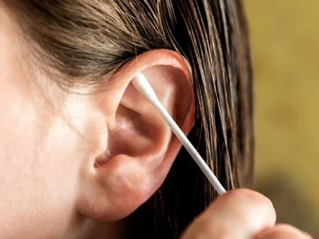 Sự bất thường của ráy tai là dấu hiệu cảnh báo tình trạng căng thẳng hay viêm nhiễm trong cơ thể. Ảnh SHUTTERSTOCK