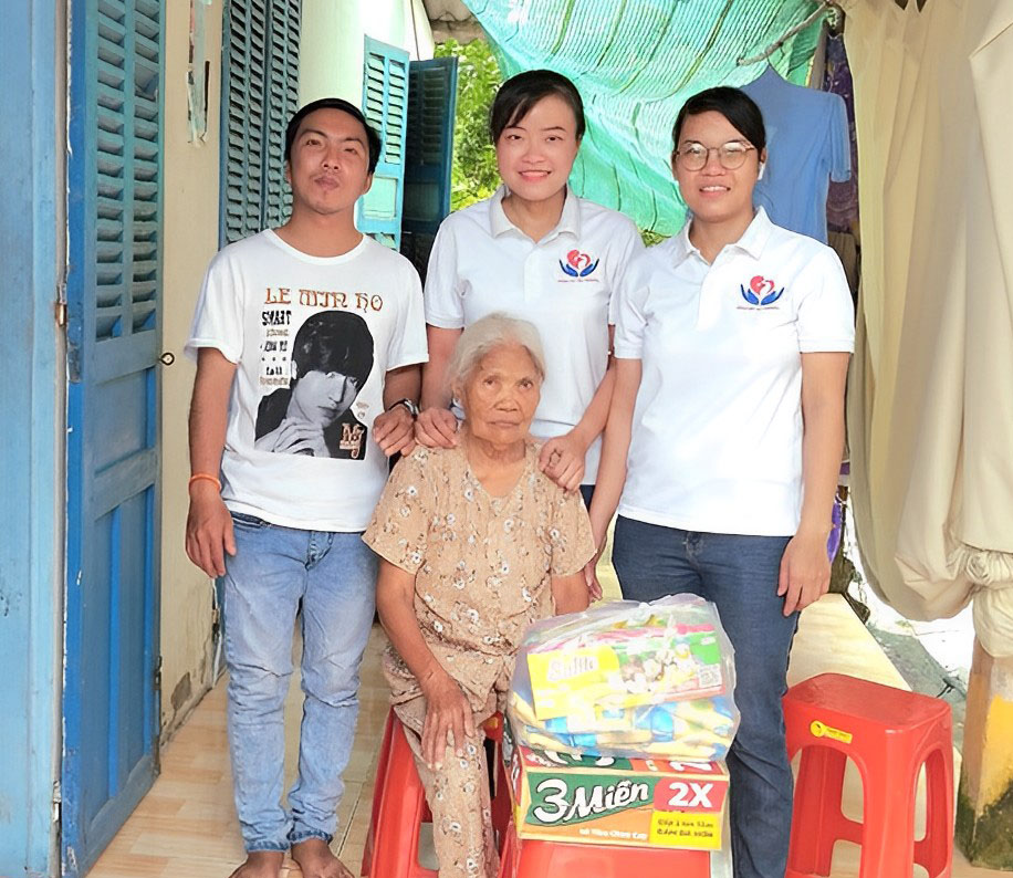 Ngoài cho tặng áo quần cũ, câu lạc bộ và chị Ngô Thị Trúc Ly thường xuyên thăm, tặng quà cho người cao tuổi có hoàn cảnh khó khăn