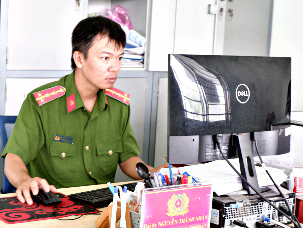Đại úy Nguyễn Thành Nhân luôn tận tụy với công việc
