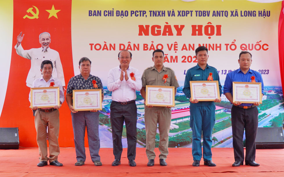 Chủ tịch UBND huyện Cần Giuộc - Nguyễn Anh Đức tặng giấy khen cho các cá nhân tiêu biểu có thành tích trong phong trào Toàn dân bảo vệ an ninh Tổ quốc xã Long Hậu