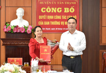 Tân Thạnh công bố quyết định về công tác cán bộ Tân Thạnh công bố quyết định về công tác cán bộ