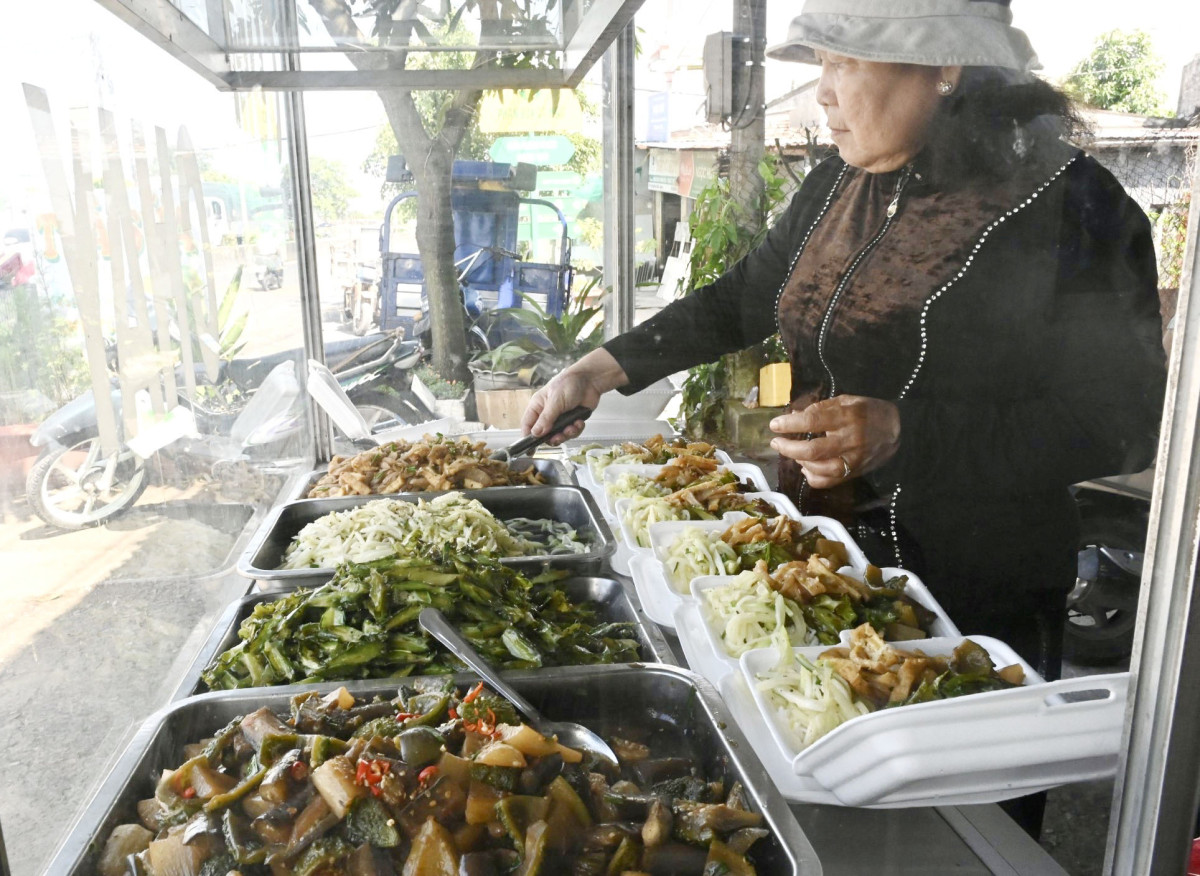 Hàng ngày, các thành viên trong nhóm đến quán chuẩn bị các suất cơm với tinh thần nhiệt tình và vui vẻ