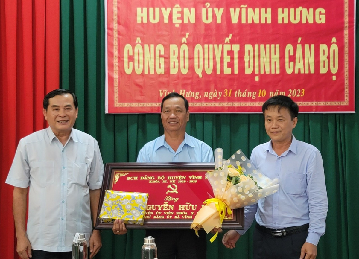 Vĩnh Hưng công bố các quyết định về công tác cán bộ