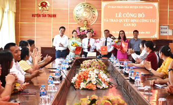 Tân Thạnh công bố các quyết định về công tác cán bộ Tân Thạnh công bố các quyết định về công tác cán bộ