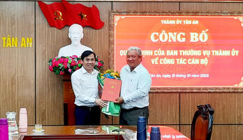 Trao quyết định nghỉ hưu cho Chủ tịch UBMTTQ Việt Nam TP.Tân An - Lê Thành Phước