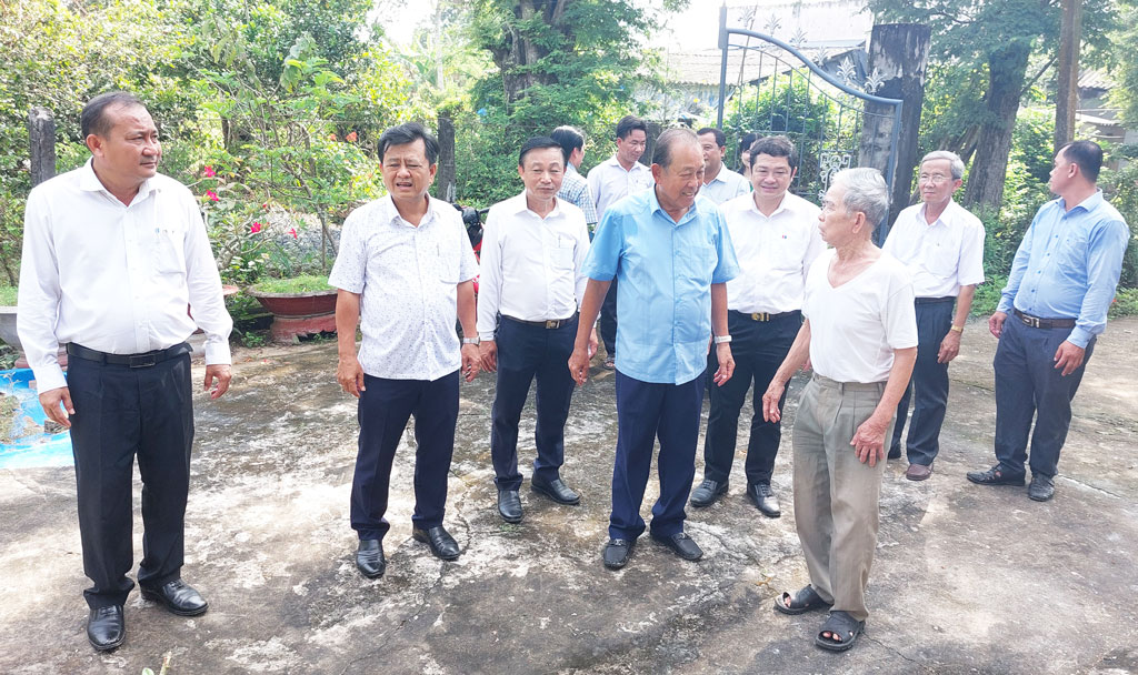 Nguyên Phó Thủ tướng Thường trực Chính phủ - Trương Hòa Bình khảo sát vị trí xây dựng Khu lưu niệm cố nhạc sĩ Cao Văn Lầu tại huyện Châu Thành