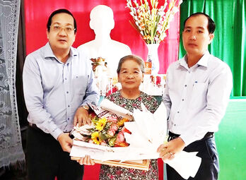 Kiến Tường: Trao Huy hiệu 65 năm tuổi Đảng cho đảng viên Phạm Thị Đấu