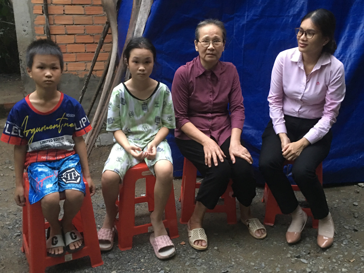 Cặp lá yêu thương nâng bước em đến trường