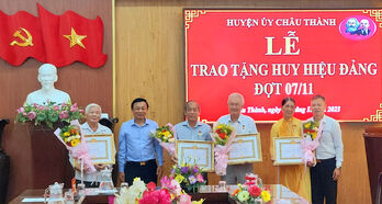 Châu Thành có 10 đảng viên được trao Huy hiệu Đảng đợt 07/11