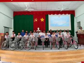 Trao tặng tập và xe đạp cho học sinh có hoàn cảnh khó khăn