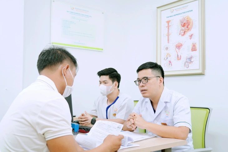 ThS.BS Trịnh Kiên Cường - Bệnh viện Nam học và Hiếm muộn Hà Nội thăm khám cho bệnh nhân - Ảnh: BVCC