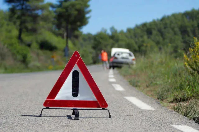 Khi gặp sự cố buộc phải dừng đỗ xe trên đường, tài xế cần đặt biển cảnh báo, đảm bảo các quy tắc an toàn