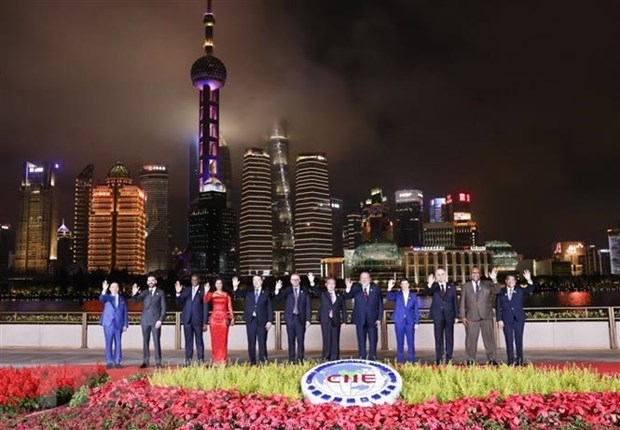 Phó Thủ tướng Trần Hồng Hà (ngoài cùng bên trái) chụp ảnh cùng các nhà lãnh đạo một số nước tham dự CIIE. (Ảnh: TTXVN phát)