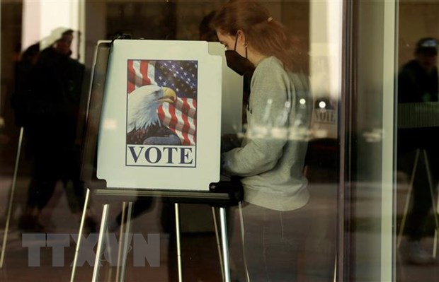 Cử tri bỏ phiếu trong cuộc bầu cử giữa kỳ tại điểm bầu cử ở Michigan, Mỹ, ngày 8/11/2022. (Ảnh: AFP/TTXVN)