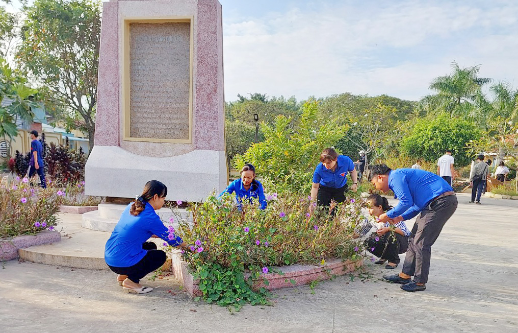 Bia chiến thắng Quéo Ba trong khuôn viên phân hiệu Nguyễn Văn Bửu, trường Tiểu học Mỹ Quý Tây