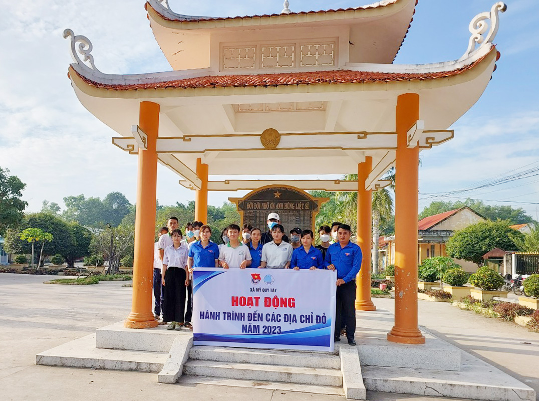 Đoàn viên, thanh niên trên địa bàn xã Mỹ Quý Tây thường xuyên chăm sóc bia tưởng niệm, bia chiến thắng trong khuôn viên phân hiệu Nguyễn Văn Bửu, Trường Tiểu học Mỹ Quý Tây