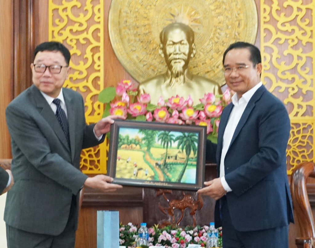Secretary of Provincial Party Committee - Nguyen Van Dươc receives leaders of 4 Oranges Co. Ltd
