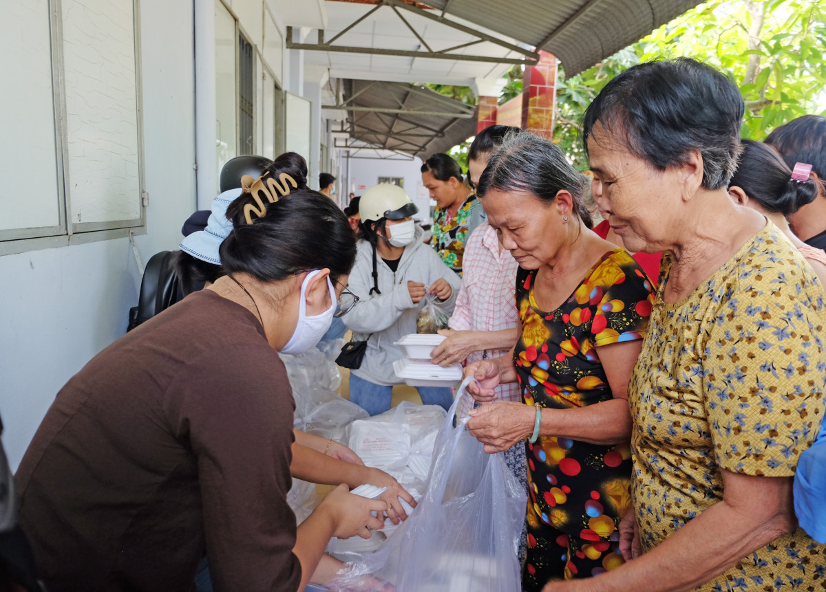 Những suất ăn góp phần giảm bớt khó khăn cho bệnh nhân, người nhà bệnh nhân